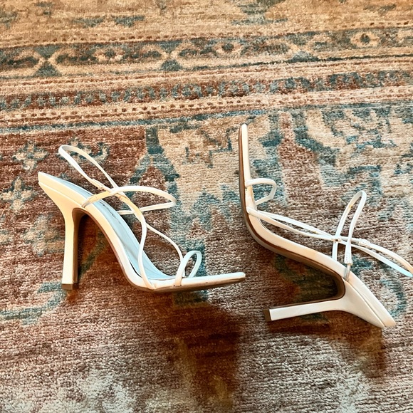 Beautiful strappy Sandal - Picture 5 of 10